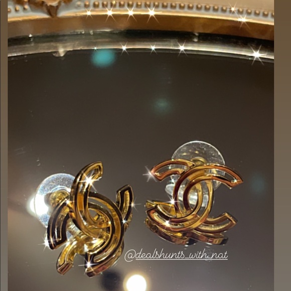 ⭐️SOLD⭐️Chanel 20K Stud Earrings - Picture 1 of 5